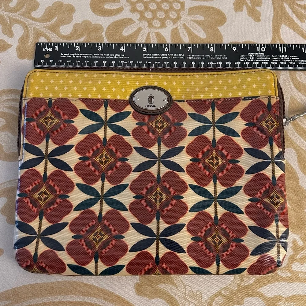 NWOT Fossil Tablet/IPad Zipped Case